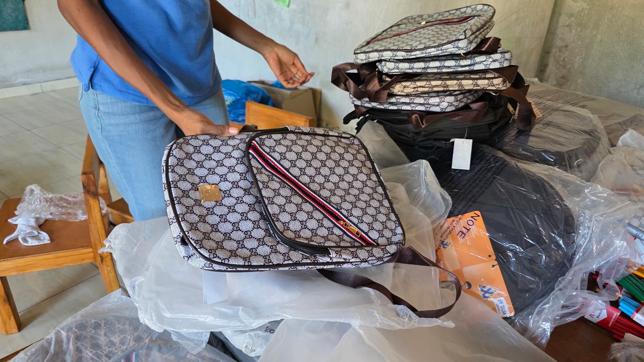 Distribution de fournitures scolaires aux sinistrés de Ladigue par la CCIGA